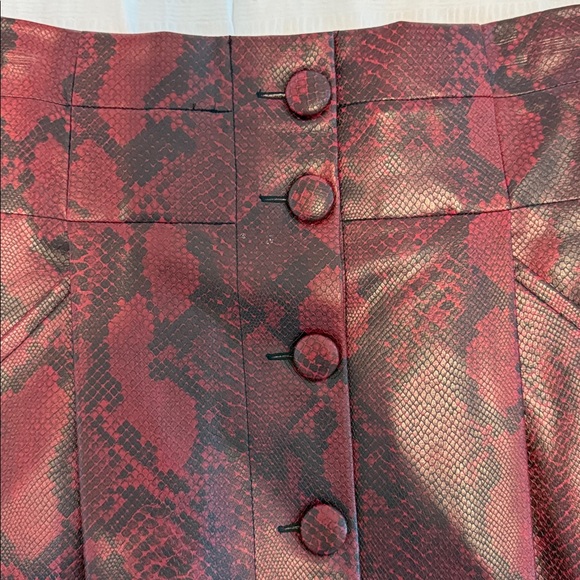 ZARA FAUX LEATHER ANIMAL PRINT MINI SKIRT
Burgundy - Picture 7 of 8
